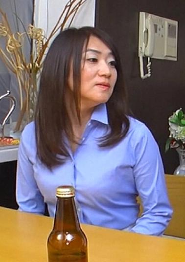 Immediately 741P072-G02 A mature woman of a mature woman who is lived with her husband's big cock that she is lived with to get out of her waist. Sensual theater of a married woman mature woman who falls into pleasure with intense sexual intercourse so much that her waist falls out of her daughter's husband's big meat stick who lives with her